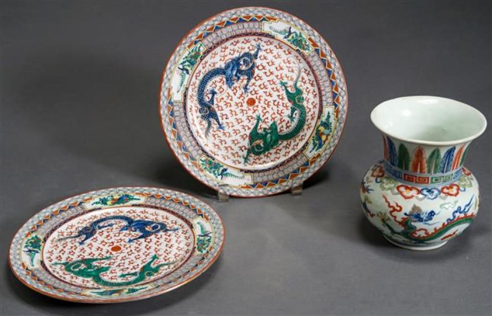 CHINESE WUCAI-TYPE VASE AND PAIR OF