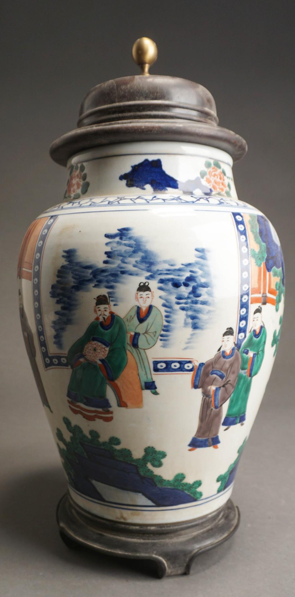 CHINESE WUCAI URN WITH WOOD COVER