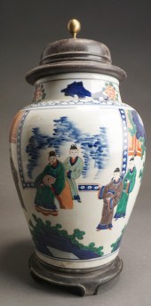 CHINESE WUCAI URN WITH WOOD CO