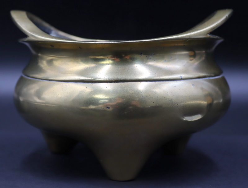 CHINESE XUANDE GILT BRONZE FOOTED