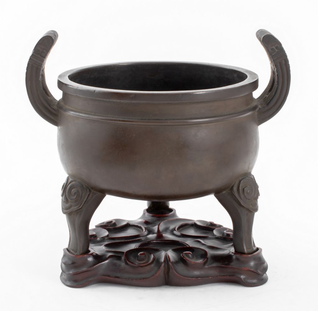 CHINESE XUANDE MARK BRONZE TRIPOD