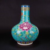 CHINESE YANGCAI 'PEONY' BOTTLE