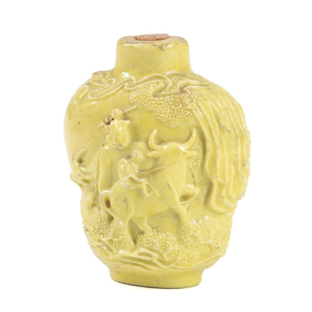 CHINESE YELLOW GLAZE SNUFF BOTTLE
