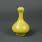 CHINESE YELLOW GLAZED 'GARLIC-