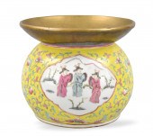CHINESE YELLOW GROUND FAMILLE