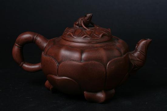 CHINESE YIXING POTTERY TEA POT.