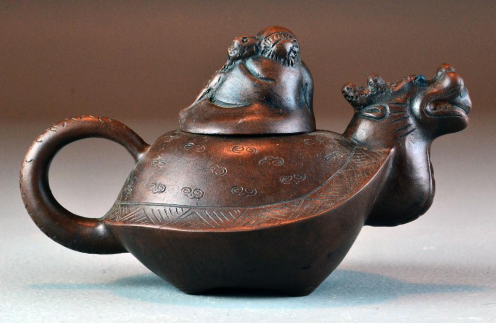 Chinese Yixing Pottery Tea PotThe