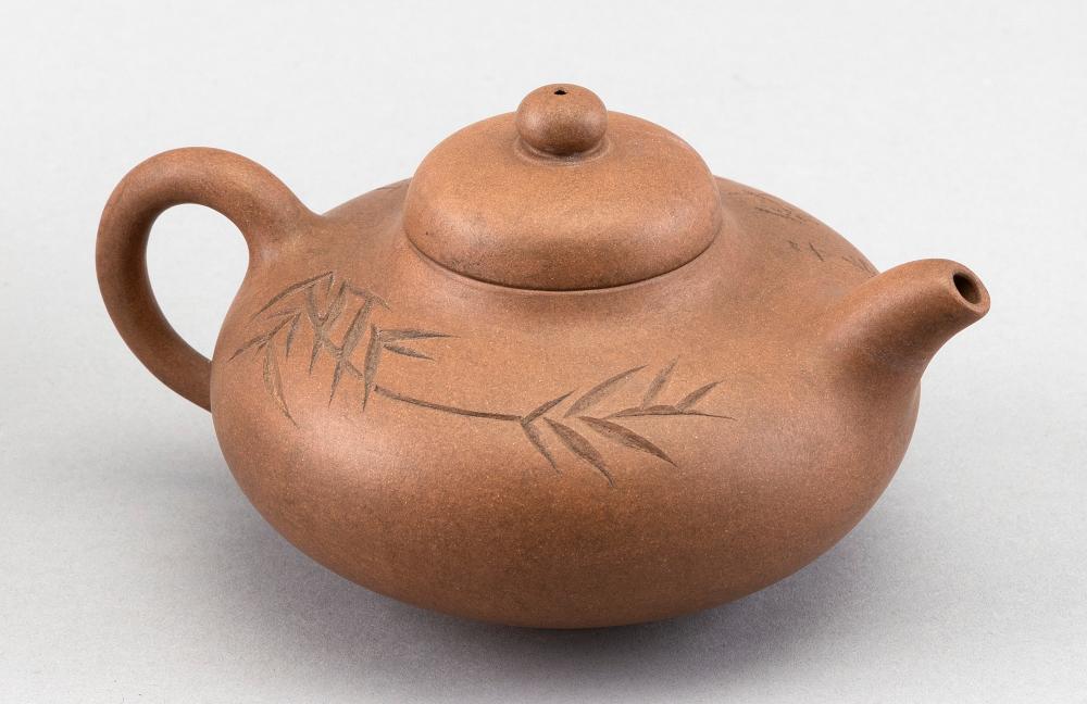 CHINESE YIXING POTTERY TEAPOT