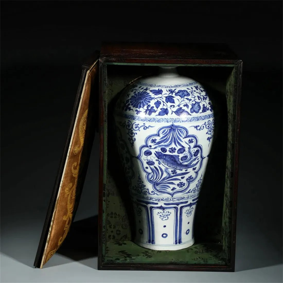 CHINESE YUAN DYNASTY BLUE AND WHITE