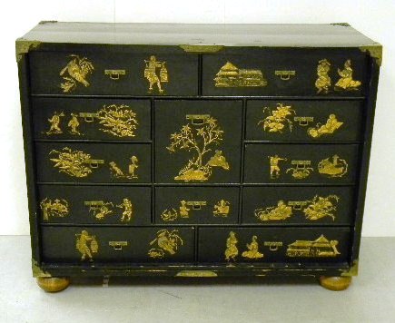 Chinoiserie decorated cabinet 