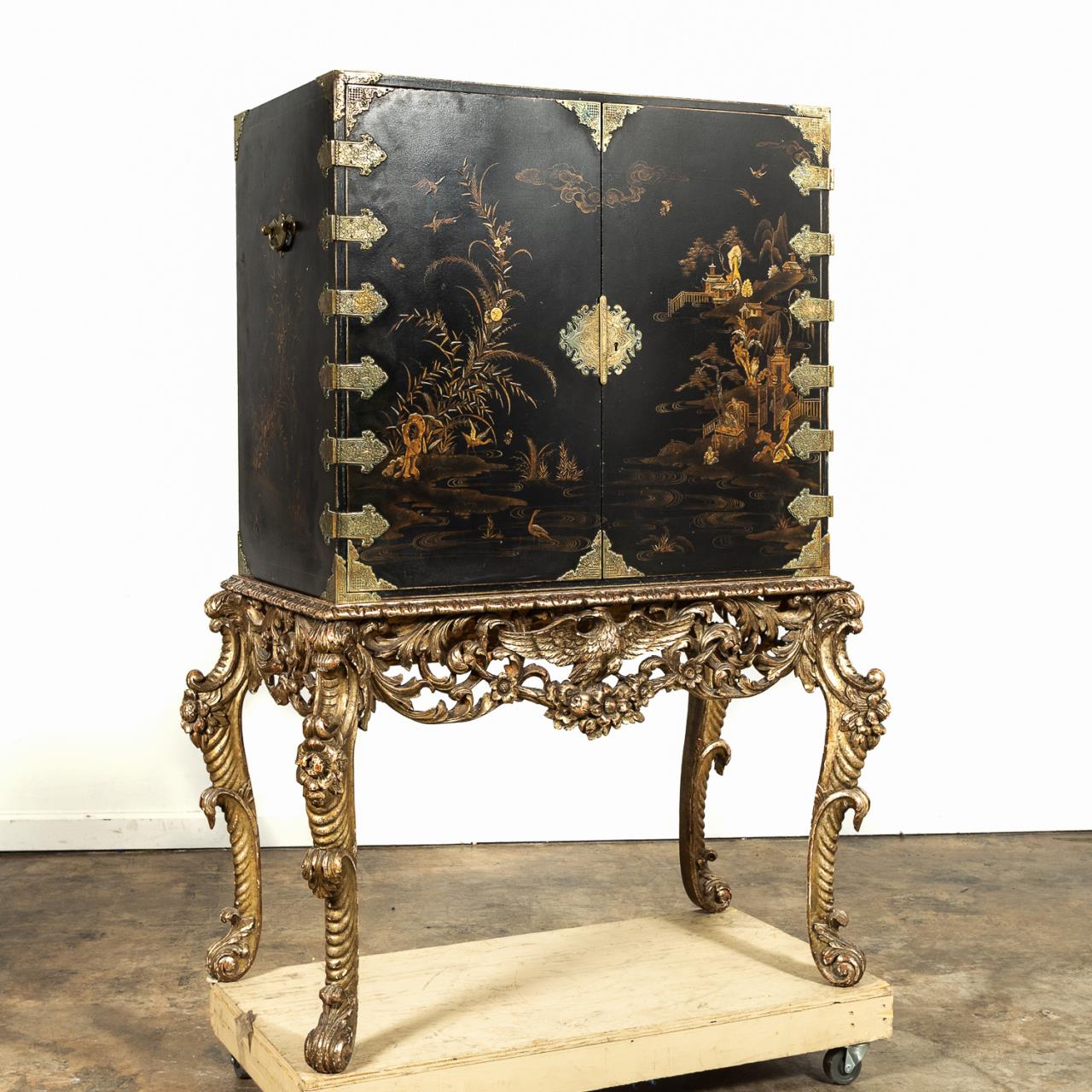 CHINOISERIE LACQUER CABINET ON