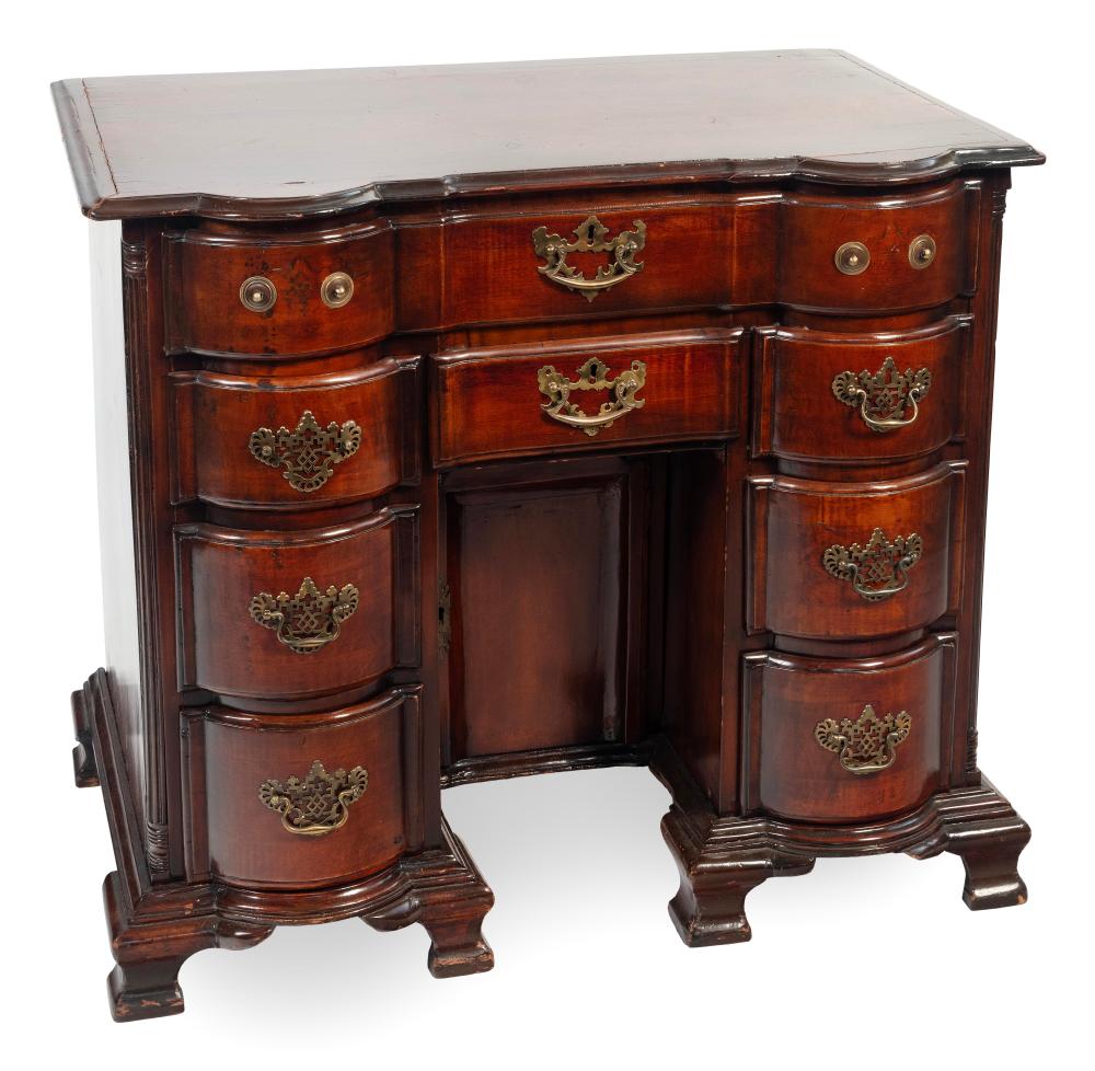 CHIPPENDALE BLOCK-FRONT KNEEHOLE