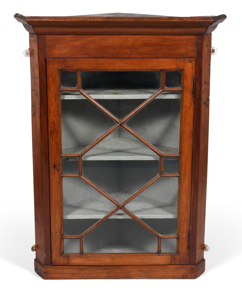 CHIPPENDALE MAHOGANY HANGING CORNER