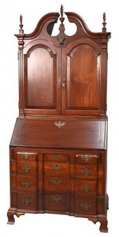 CHIPPENDALE STYLE MAHOGANY BLO