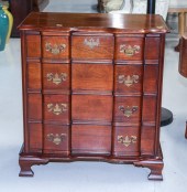 CHIPPENDALE STYLE MAHOGANY BLO