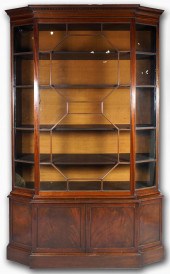 CHIPPENDALE STYLE MAHOGANY DIS