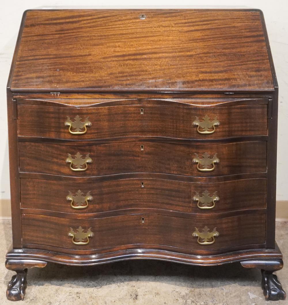 CHIPPENDALE STYLE MAHOGANY OXBOW