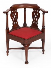 CHIPPENDALE TRANSITIONAL CORNE
