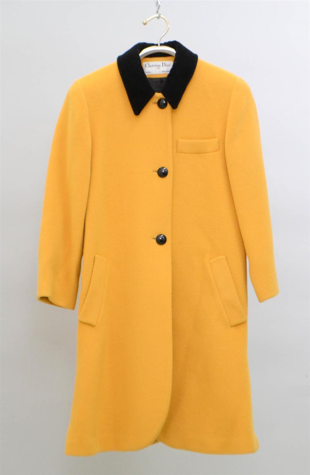 CHRISTIAN DIOR VELVET COLLAR SINGLE