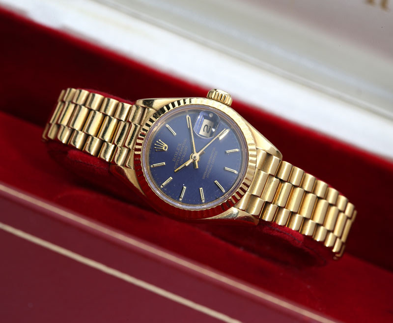 Circular blue dial with date