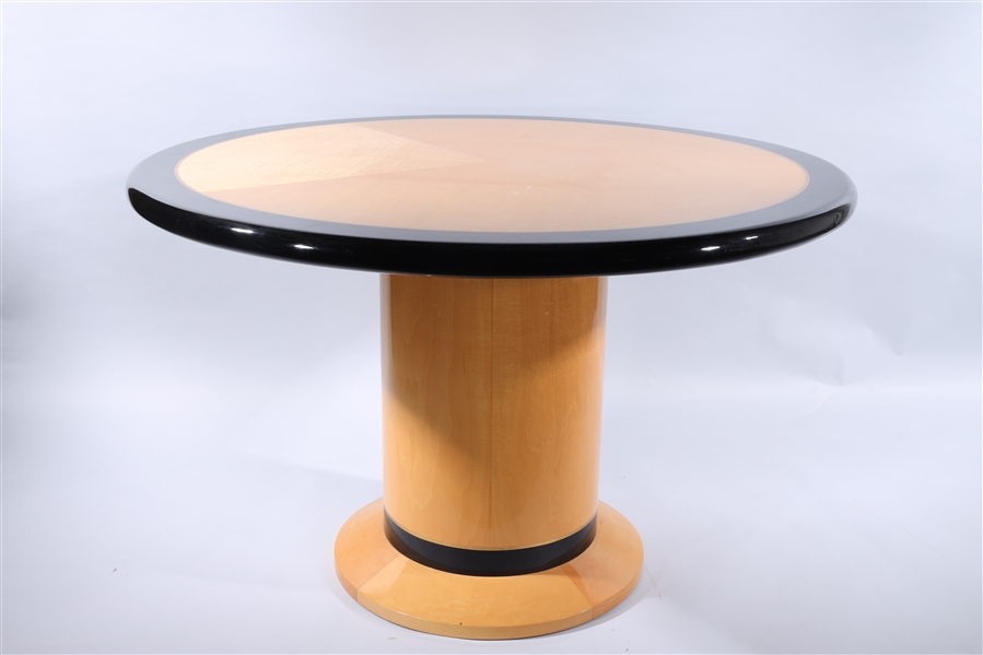 Circular table with blonde and