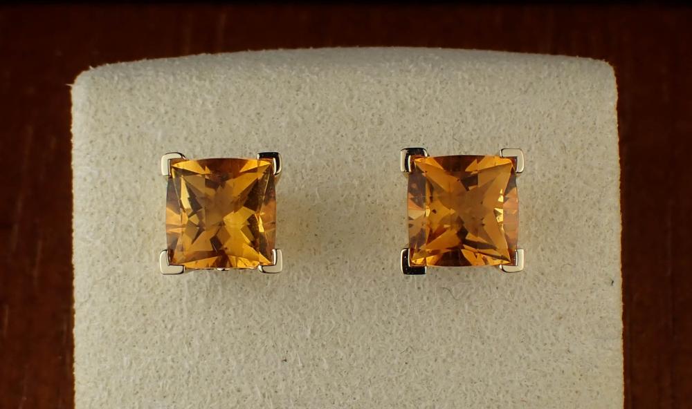 CITRINE AND FOURTEEN KARAT GOLD EAR