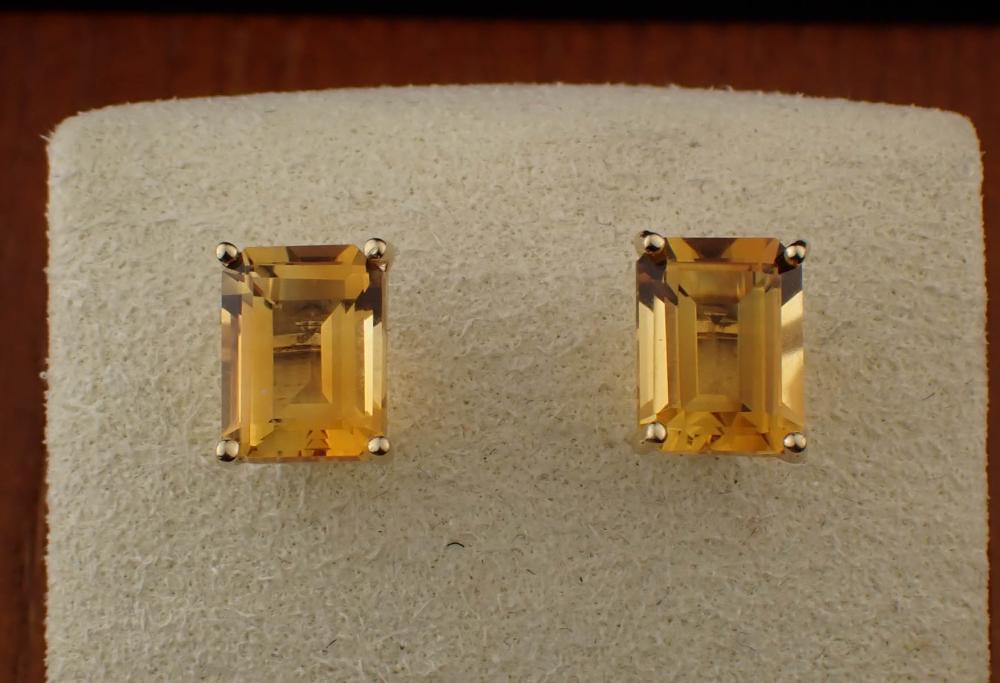 CITRINE AND FOURTEEN KARAT GOLD EAR