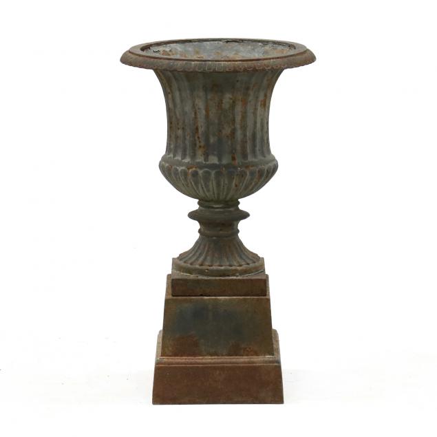 CLASSICAL STYLE IRON GARDEN URN