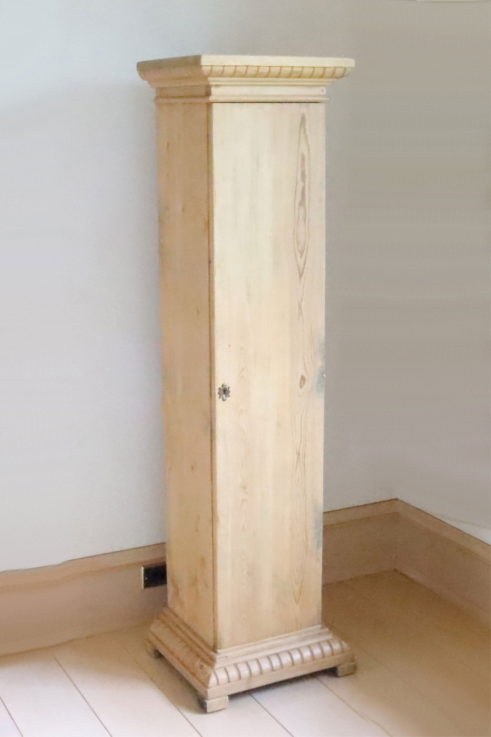 CLASSICAL STYLE PINE PEDESTAL
