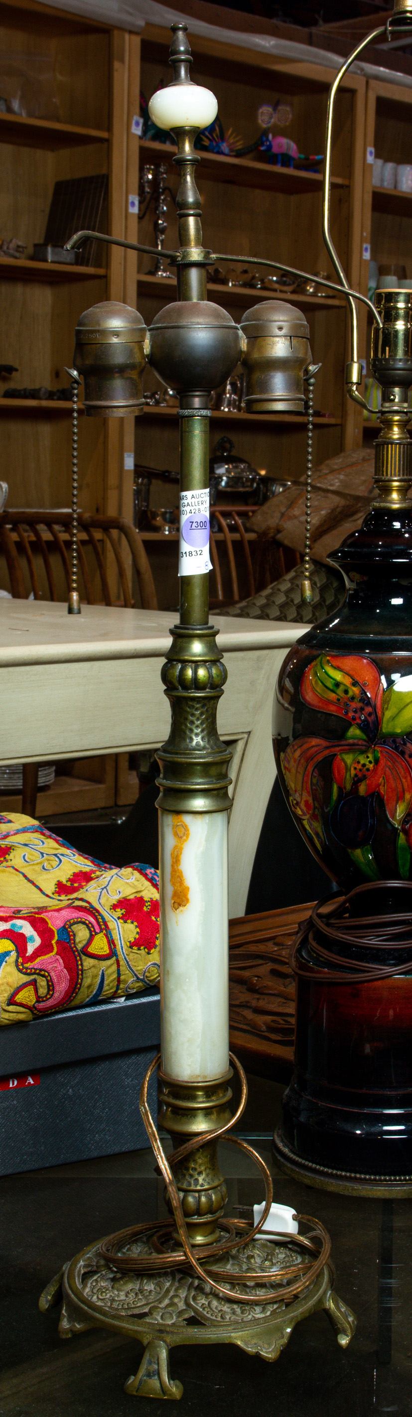 CLASSICAL STYLE TABLE LAMP WITH