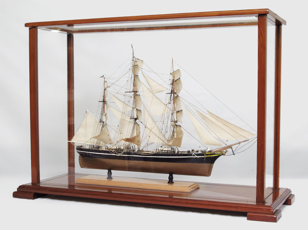 CLIPPER SHIP MODEL IN CASE: Hand