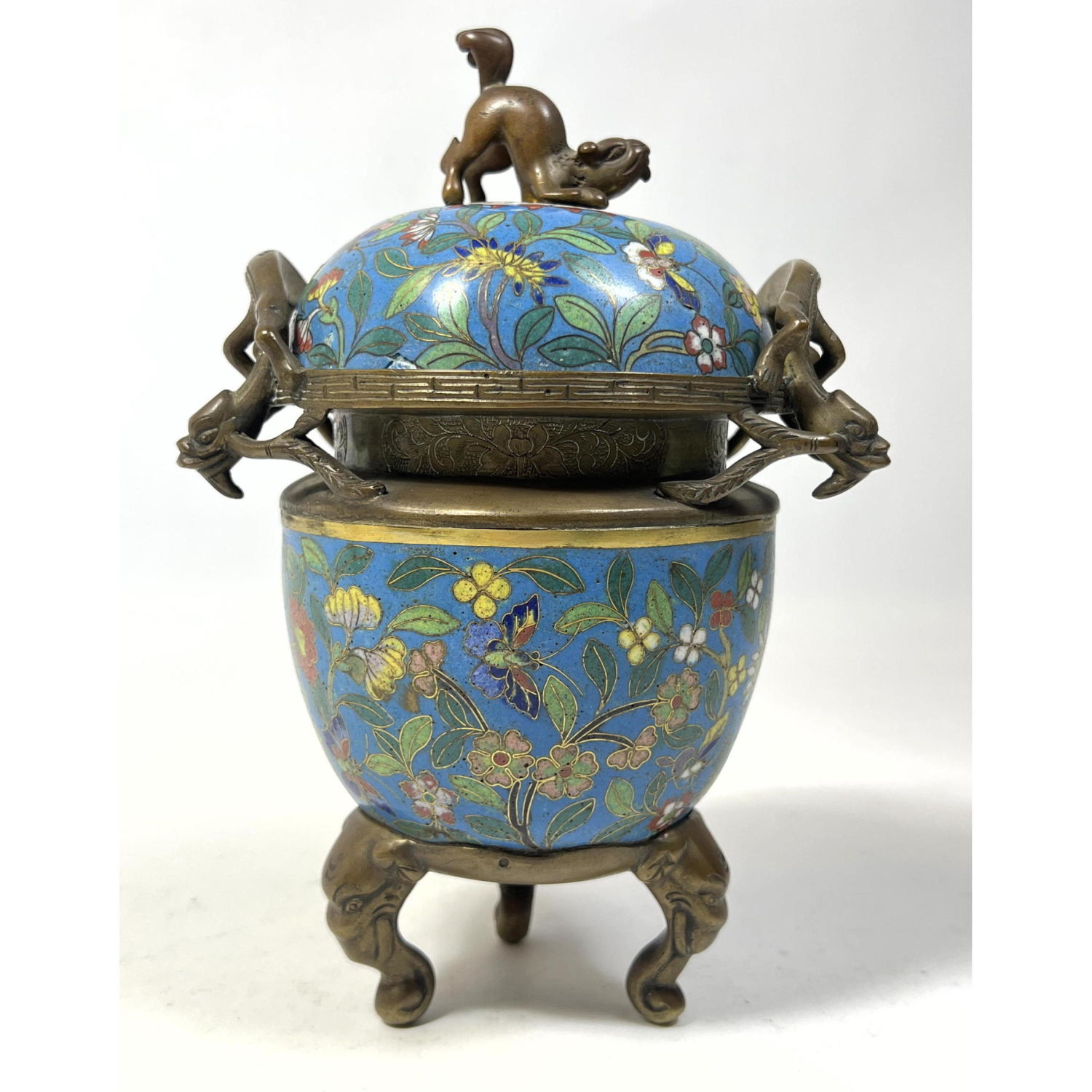 Cloisonne lidded jar with lizard