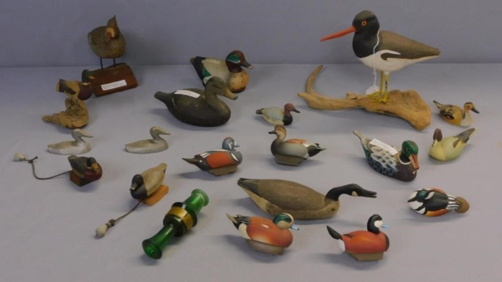 COLLECTION OF (19) CARVED WOOD,