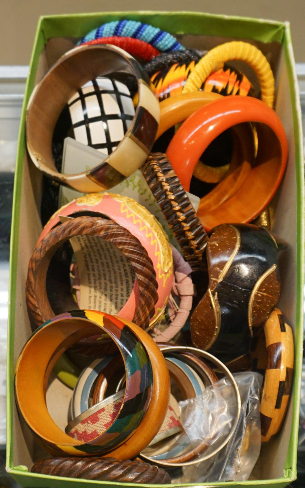 COLLECTION OF ASSORTED BANGLE