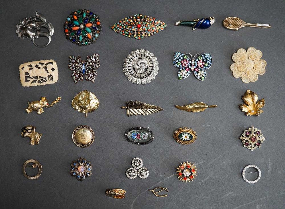 COLLECTION OF ASSORTED BROOCHES AND