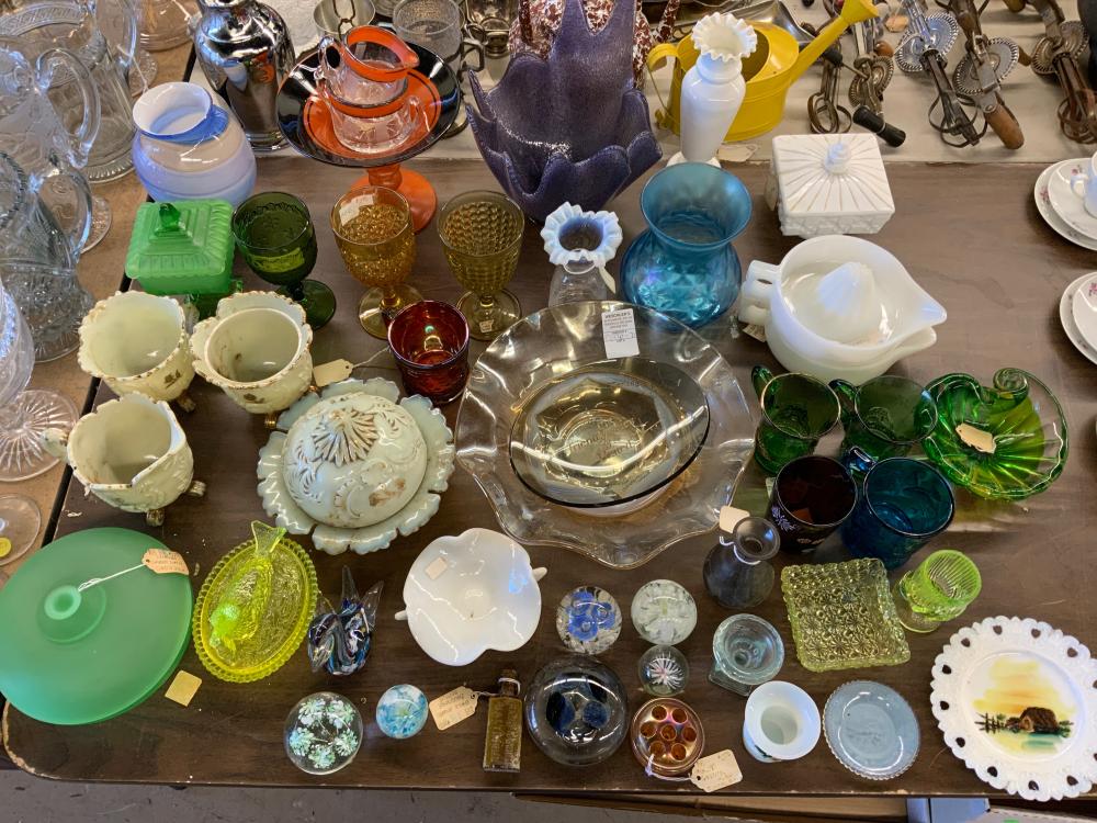 COLLECTION OF ASSORTED COLORED,