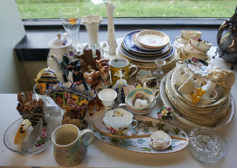 COLLECTION OF ASSORTED GLASS AND