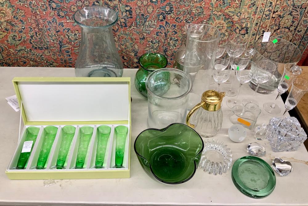 COLLECTION OF ASSORTED GLASS