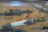 COLLECTION OF ASSORTED KNIVES