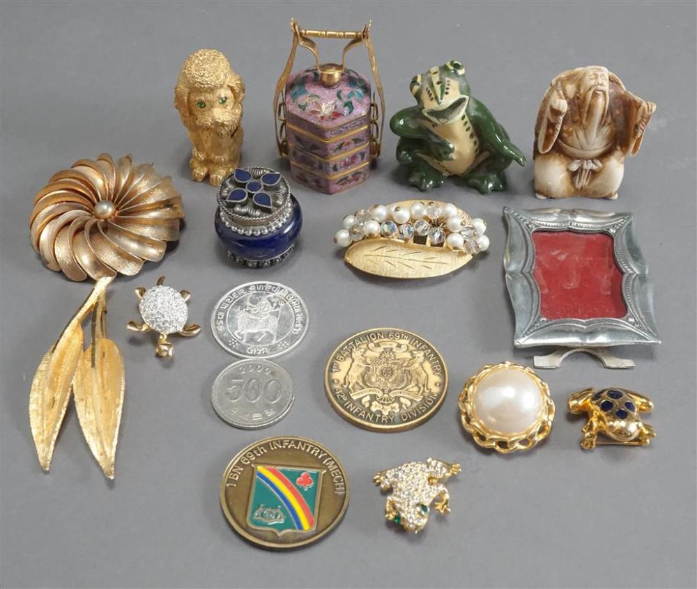 COLLECTION OF ASSORTED NOVELTY