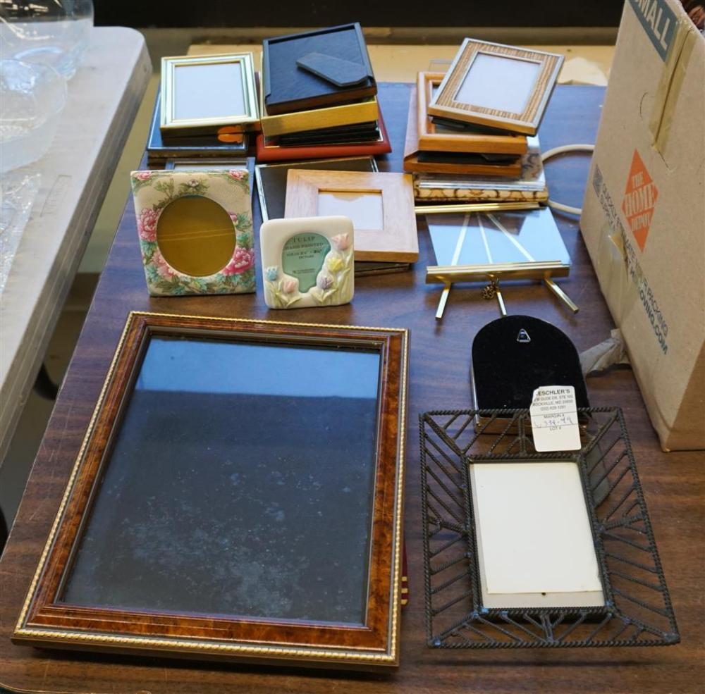 COLLECTION OF ASSORTED PHOTO
