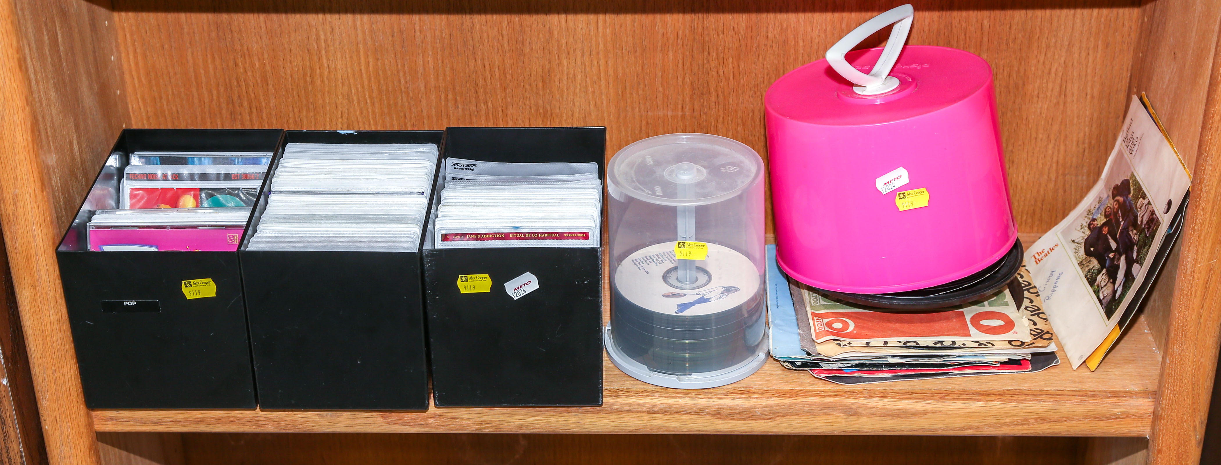 COLLECTION OF CDS & VINYL SINGLES .