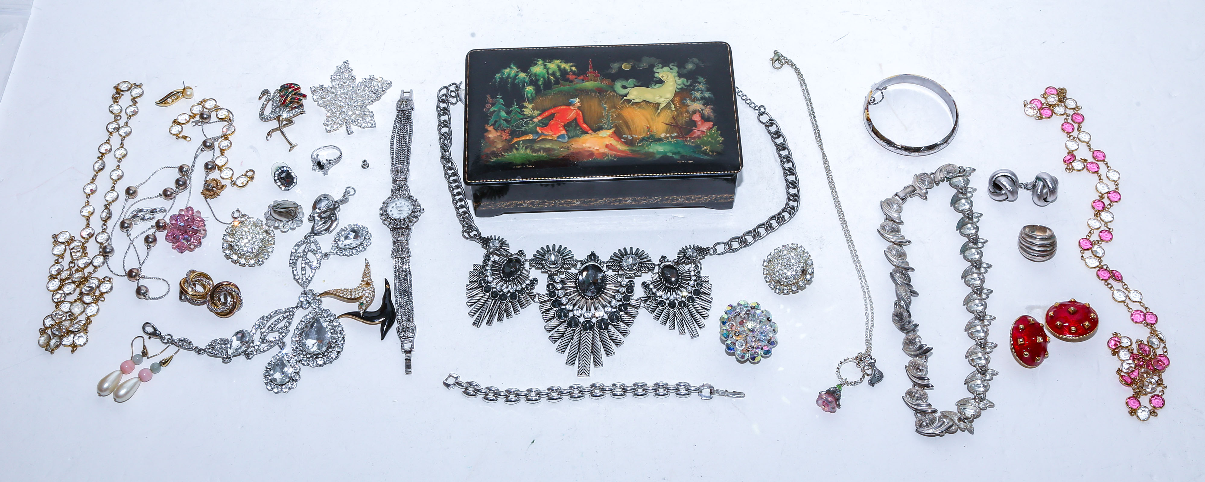 COLLECTION OF COSTUME JEWELRY &