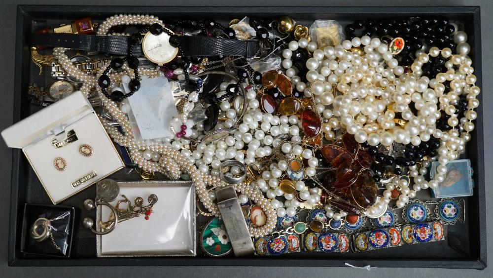 COLLECTION OF COSTUME JEWELRY AND