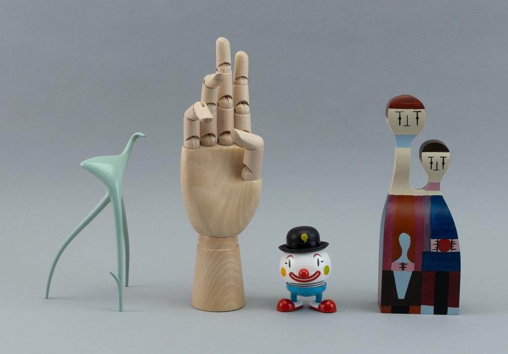 COLLECTION OF DESK ACCESSORIES