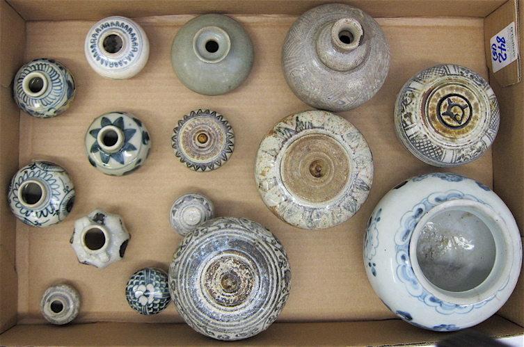 COLLECTION OF FIFTEEN PORCELAINS