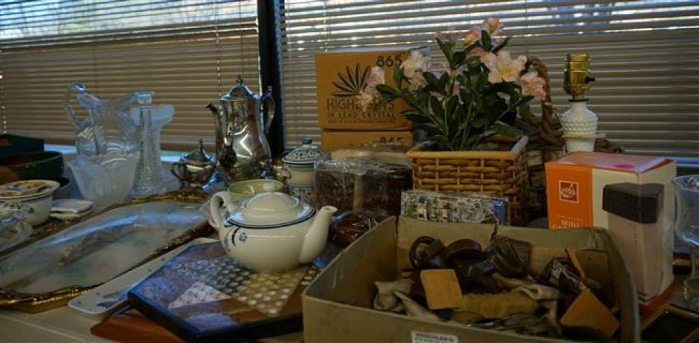 COLLECTION OF GLASSWARE AND