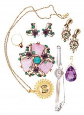 Collection of gold earrings ri