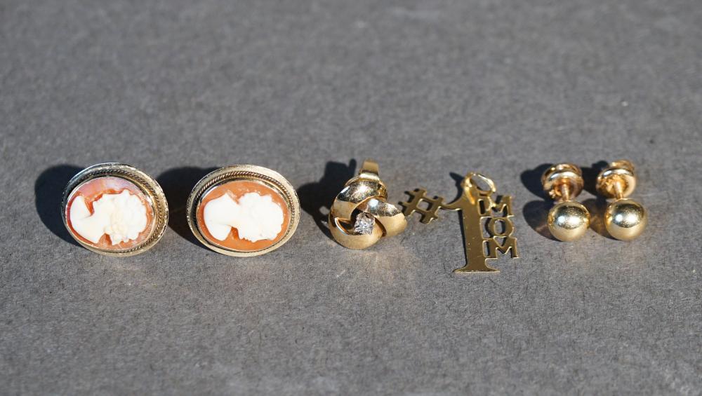 COLLECTION OF GOLD JEWELRY