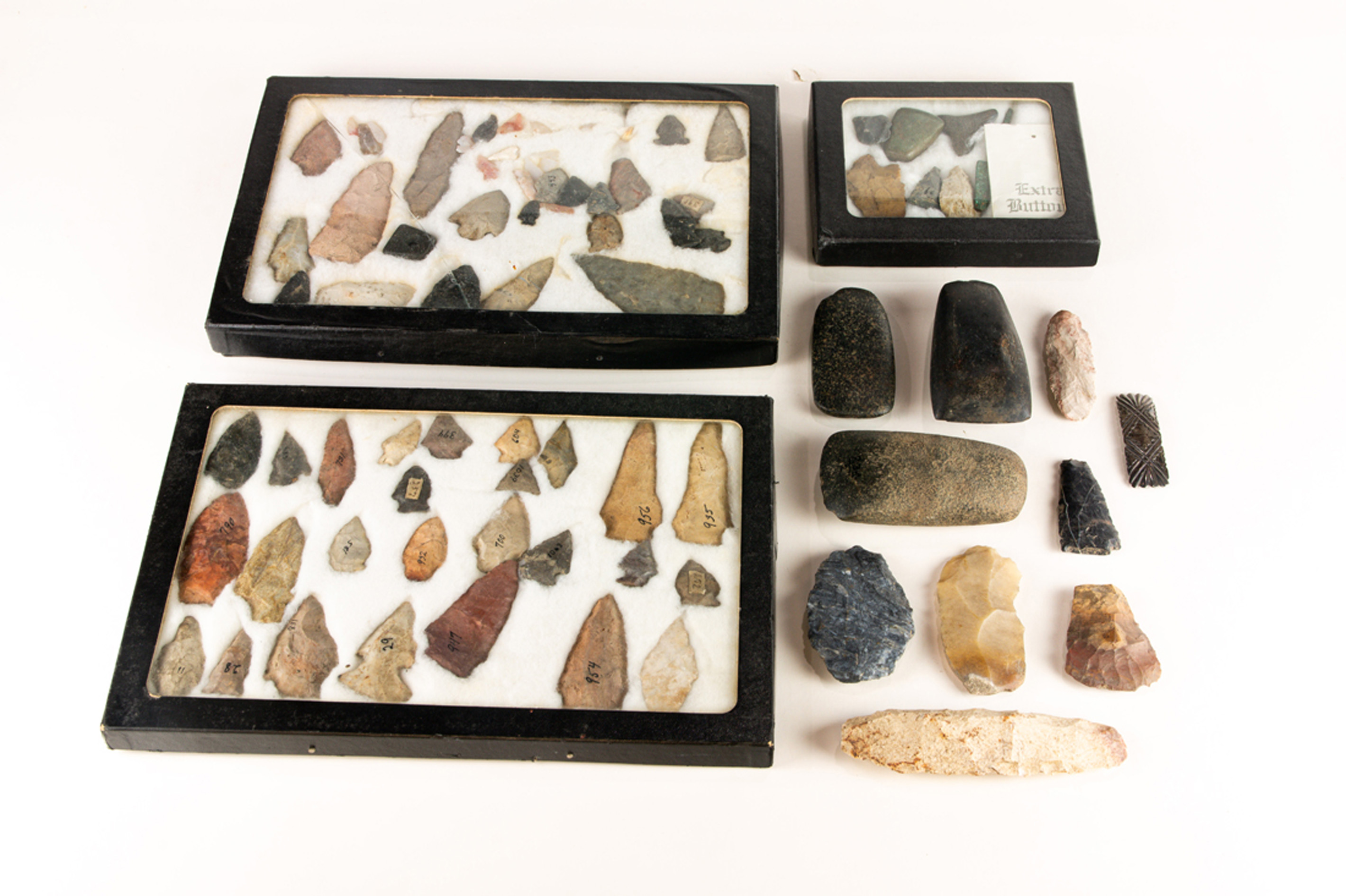 COLLECTION OF MAINLY ARROWHEADS AND